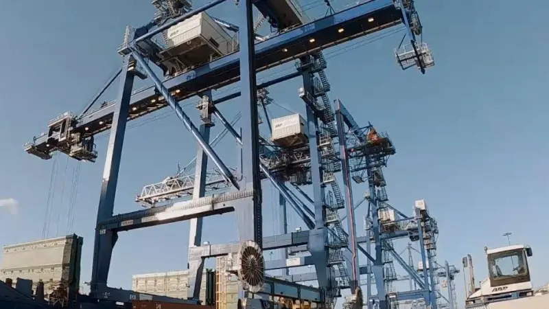 Ship to shore cranes