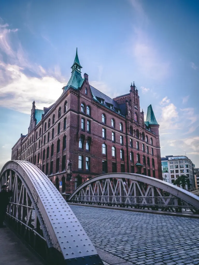 HHLA plans to supply the historically important block buildings of the Speicherstadt with carbon-neutral energy by 2040