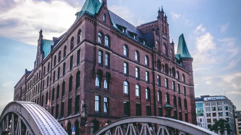 HHLA plans to supply the historically important block buildings of the Speicherstadt with carbon-neutral energy by 2040