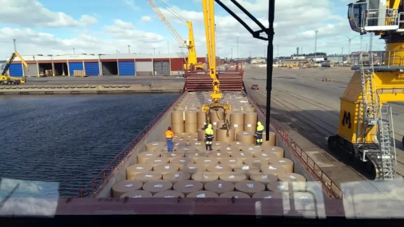 Loading_paper_rolls_in_the_port_of_Hamina_(Finland)_March_2016