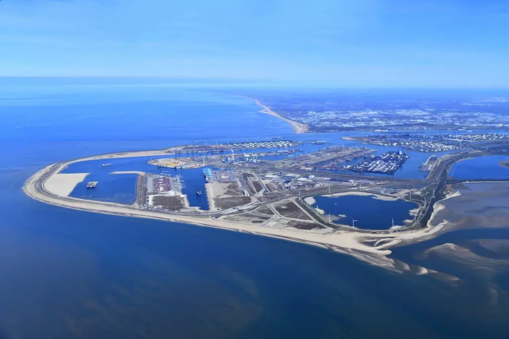 At Maasvlakte, the Port of Rotterdam is developing a conversion park to produce green hydrogen