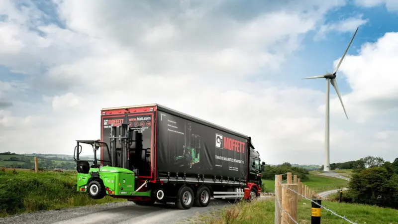 The MOFFETT E4 operates quietly and is emission-free