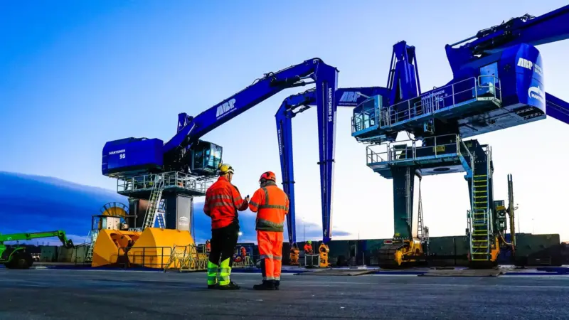 Electric%20cranes%20at%20the%20port%20of%20Ipswich