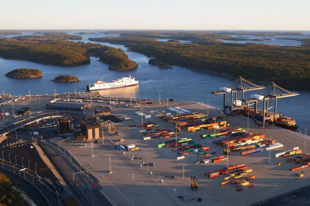 The investment will include building a hydrogen fuelling station adjacent to the port
