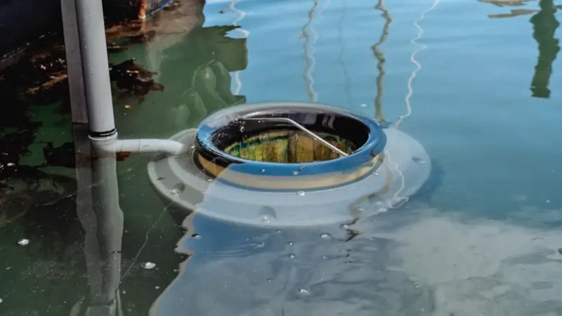 The seabin has the ability to hold up to 20kg of litter at a time and can capture over 1.4 tonnes of debris per year
