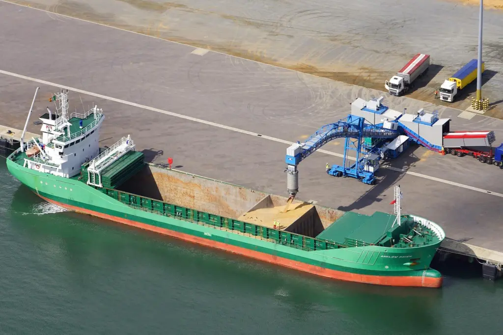 The current landscape of bulk material handling continues to place new demands on the industry in relation to ship loading/ unloading systems