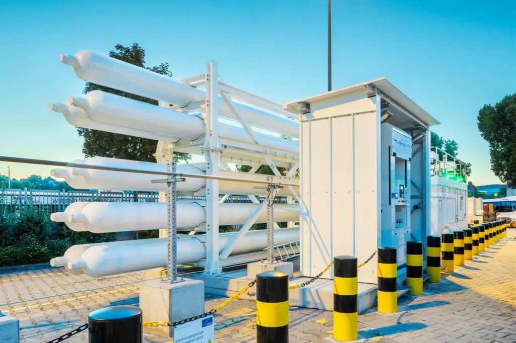 The Linde Engineering built filling station will service the port's test fleet of hydrogen fuelled port equipment