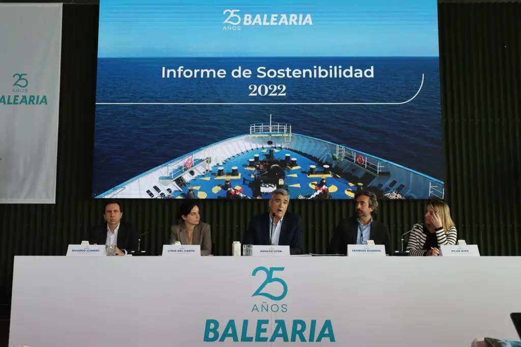 Representatives of Balearia celebrating 25 years