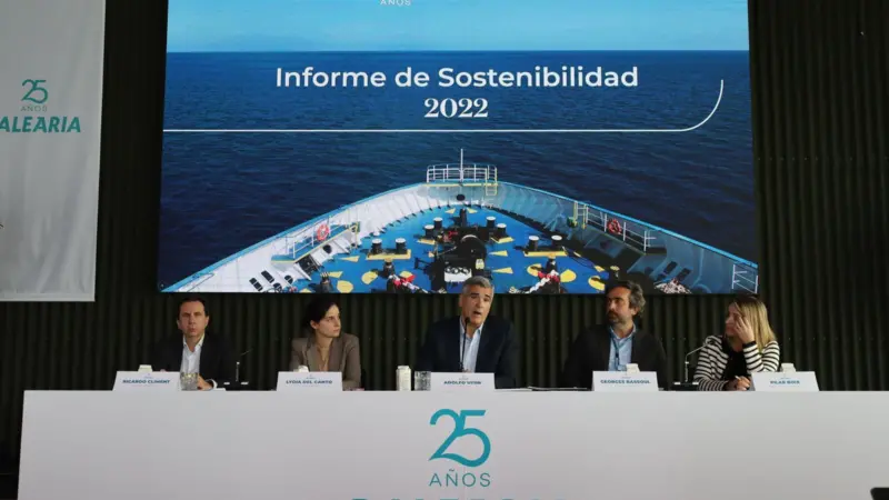 Representatives of Balearia celebrating 25 years