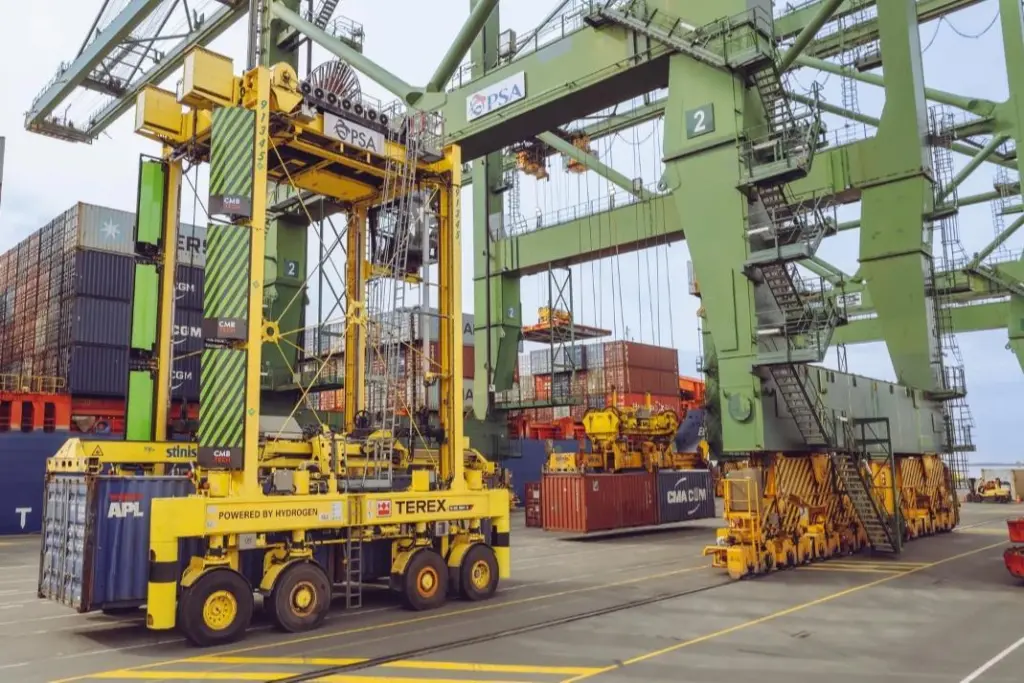 PSA and CMB.TECH hdrogen dual fuel straddle carrier