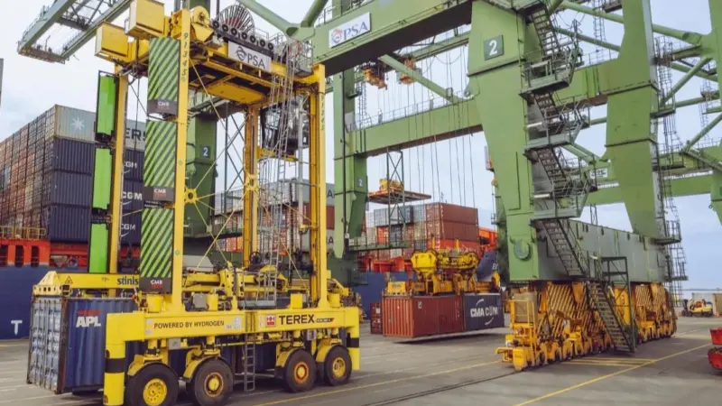 PSA and CMB.TECH hdrogen dual fuel straddle carrier