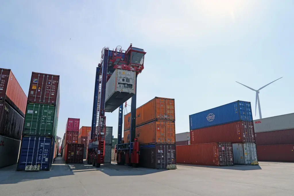 Hybrid straddle carriers at HHLA CTT
