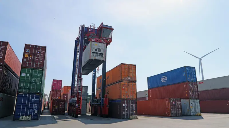 Hybrid straddle carriers at HHLA CTT