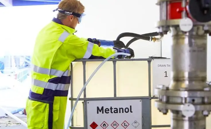 Methanol bunkering quayside