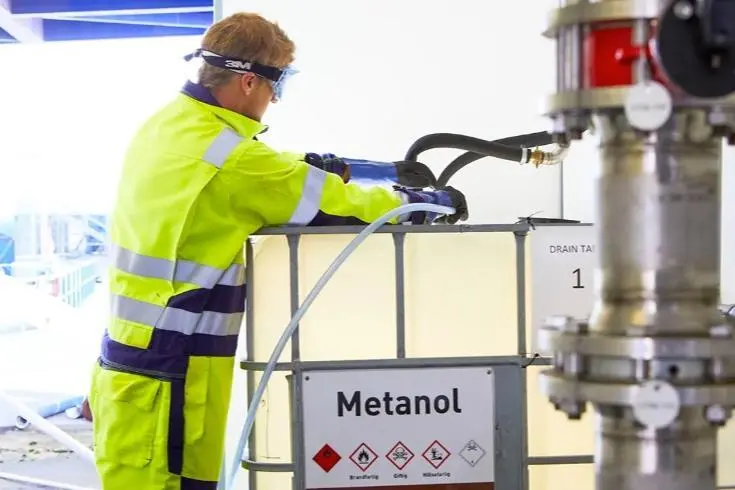 Methanol bunkering quayside