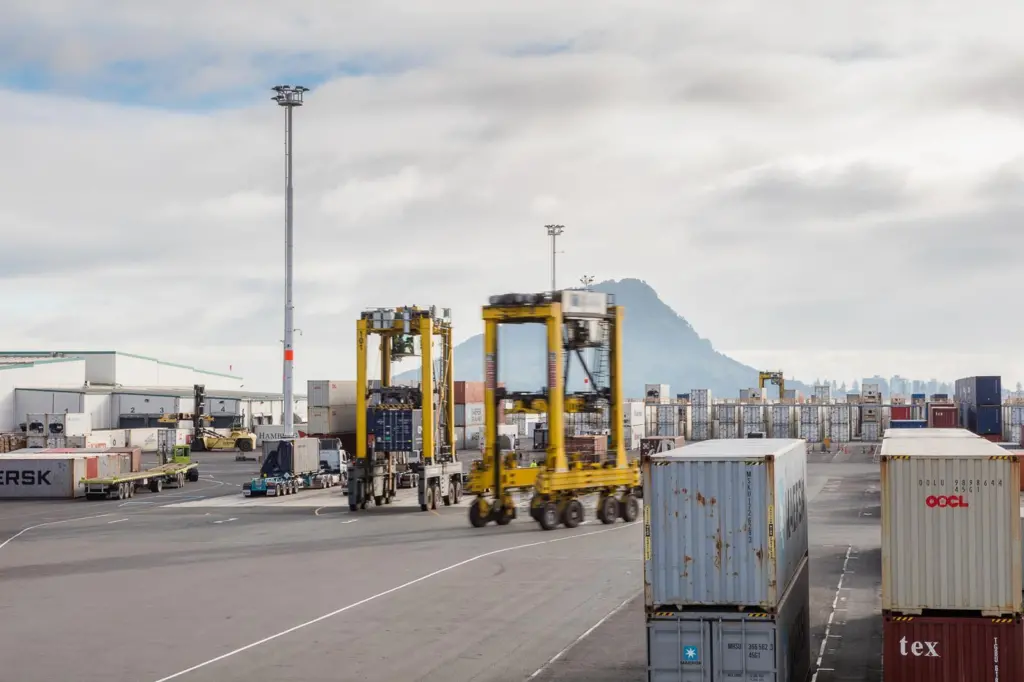 Kalmar hybrid straddle carriers at Tauranga