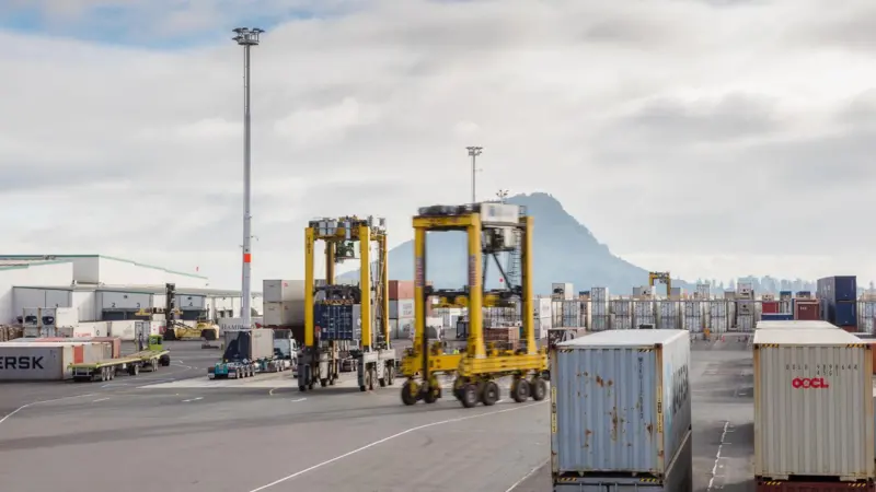 Kalmar hybrid straddle carriers at Tauranga