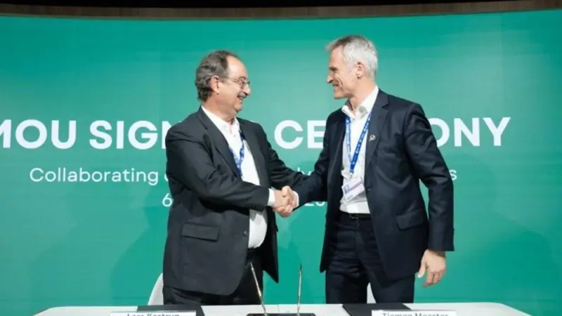 Lars Kastrup, CEO of PIL (l) and Tiemen Meester, group COO, ports & terminals, DP World