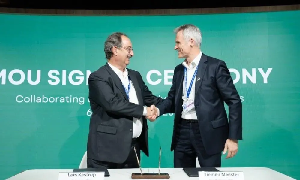 Lars Kastrup, CEO of PIL (l) and Tiemen Meester, group COO, ports & terminals, DP World