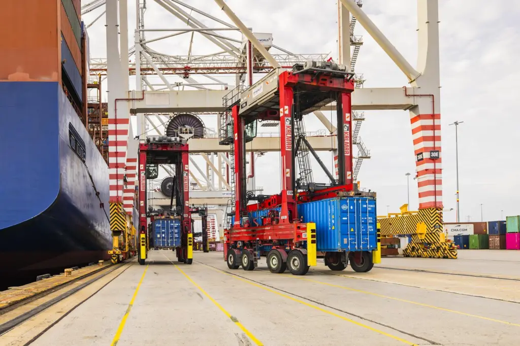 Kalmar hybrid straddle carriers