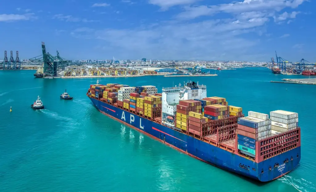 APL container ship coming in to port
