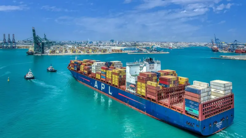 APL container ship coming in to port