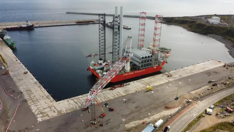 Blue Tern jack-up installation vessel at South Harbour