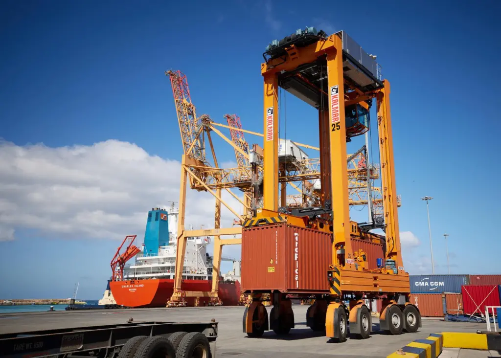 kalmar hybrid straddle carrier