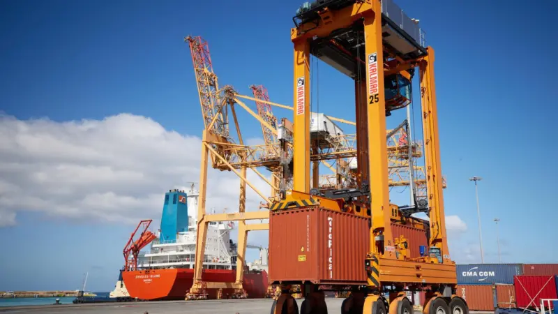 kalmar hybrid straddle carrier