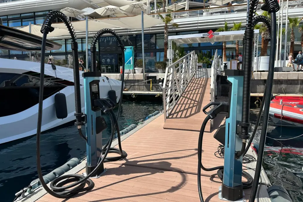 Aqua 200 HPC satellites & Aqua 75 DC marine supercharger