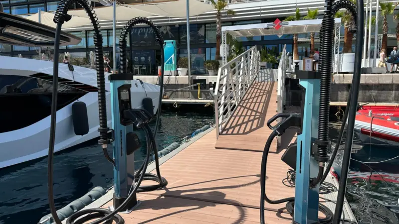 Aqua 200 HPC satellites & Aqua 75 DC marine supercharger