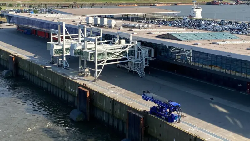 The image shows the Steinwerder terminal where alternative fuels can already be bunkered with a special permit
