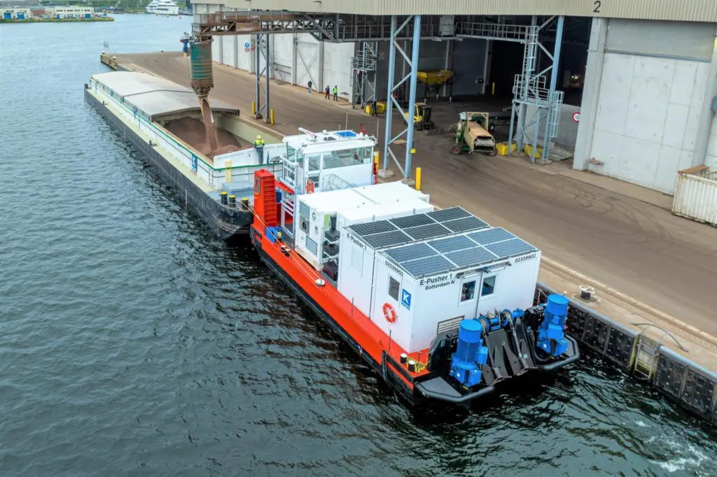 Picture shows the E-Pusher 1 in operations for emission free cacao transport in Amsterdam harbour