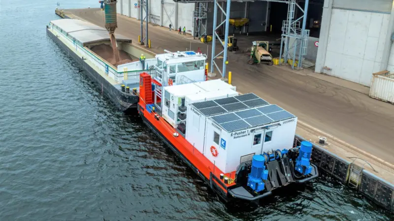 Picture shows the E-Pusher 1 in operations for emission free cacao transport in Amsterdam harbour