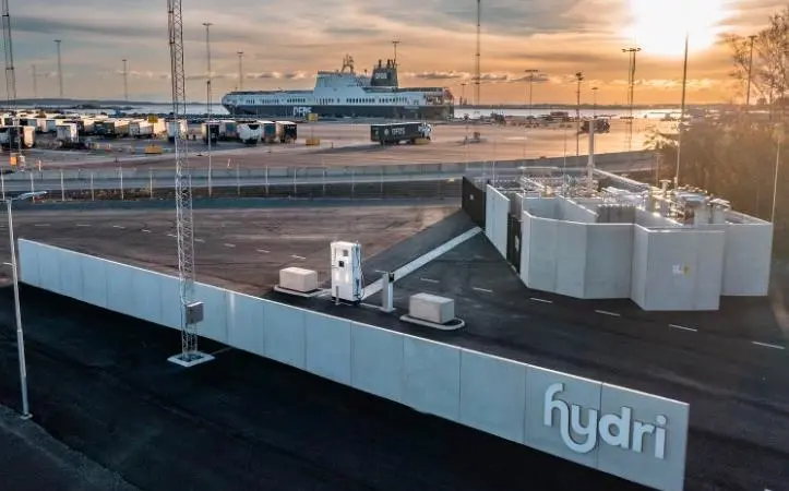 The image shows the hydrogen refueling station at the Port of Gothenburg at the RoRo terminal
