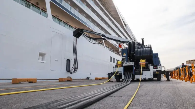 Ship connected to Cavotec PowerMove shorepower