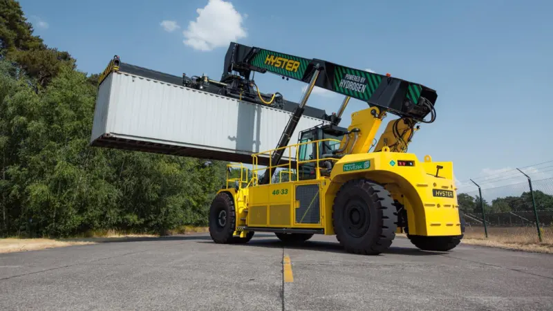 The image shows Hyster shipping its hydrogen fuel cell reachstacker to the Port of Valencia