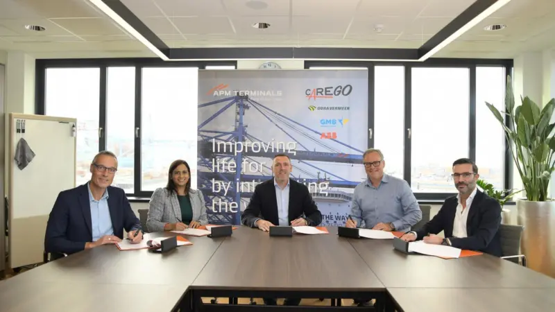 Edwin van der Poel, civil director, GMB; Haydi Galvez, commercial director, ABB Ports; Harold Kunst, CEO, APM Terminals Maasvlakte II; Harbert van der Wildt, managing director, Dura Vermeer; Henk-Jan Slager, director, Dura Vermeer sitting at a table