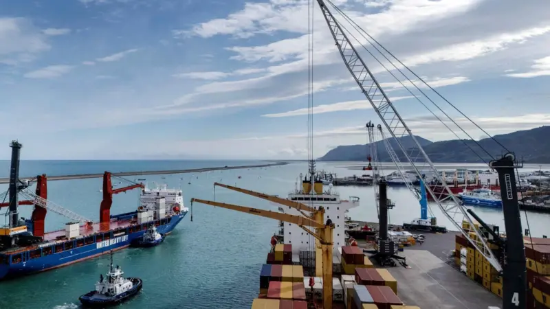 The image shows a wide angle shot of Port Nelson in New Zealand