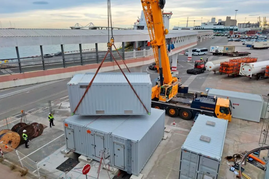 The picture shows the OPS modules already installed at the Grimaldi terminal on Sant Bertran wharf
