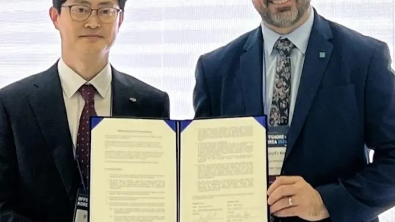 Hae-Ki Jang, CTO of Samsung Heavy Industries and Sean van der Post, Lloyd’s Register’s offshore business director