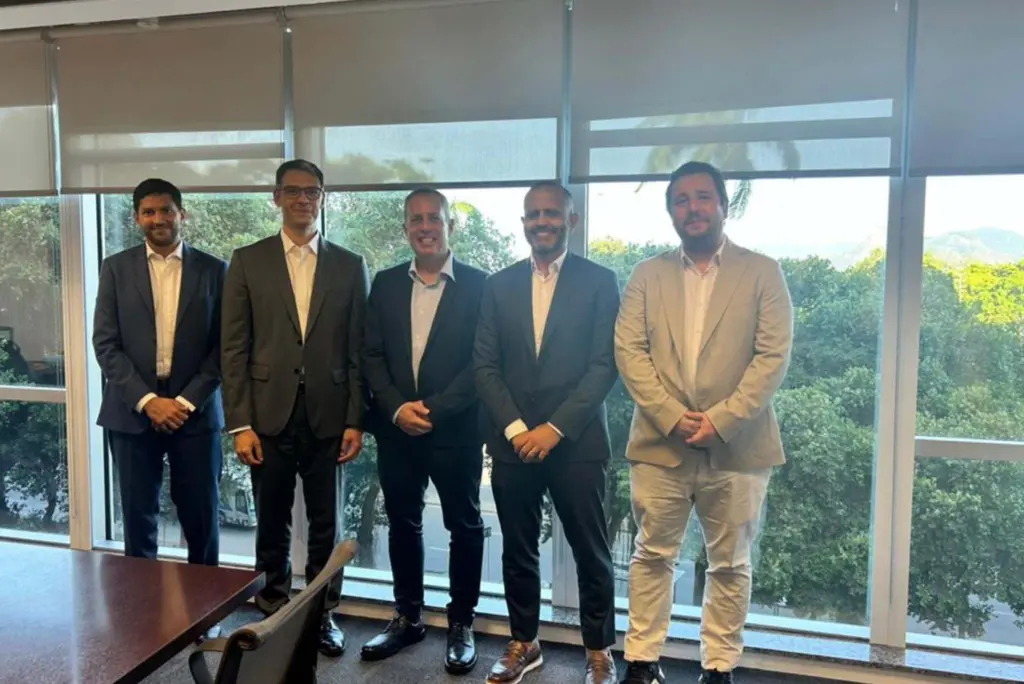 The image shows a group shot of representatives from Port of Açu and Yamna