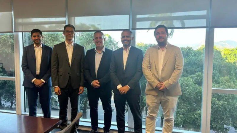 The image shows a group shot of representatives from Port of Açu and Yamna