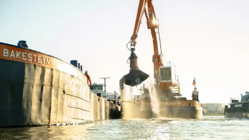 The image shows the Van Oord dredger Christiaan P during the pilot project