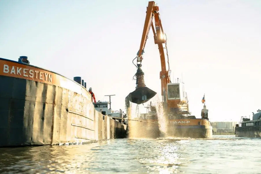 The image shows the Van Oord dredger Christiaan P during the pilot project