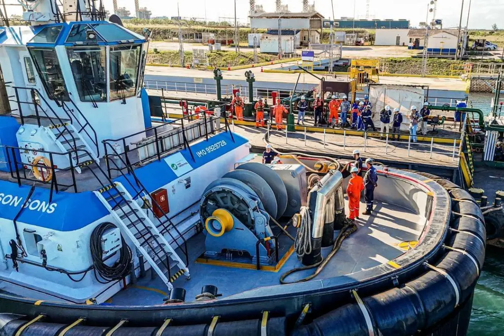 The image shows Wilson Son’s tug being fuelled with efen’s HVO at the Vast owned terminal in the Port of Açu