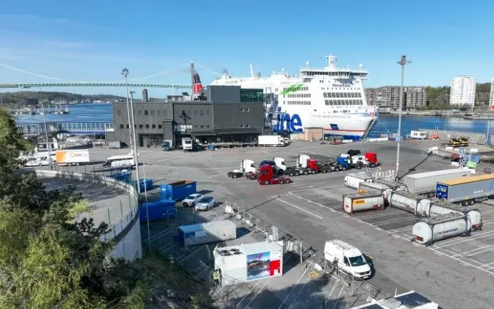 The image shows the hydrogen generator (white container with four fans on the roof) supplying Stena Scandinavica with electricity