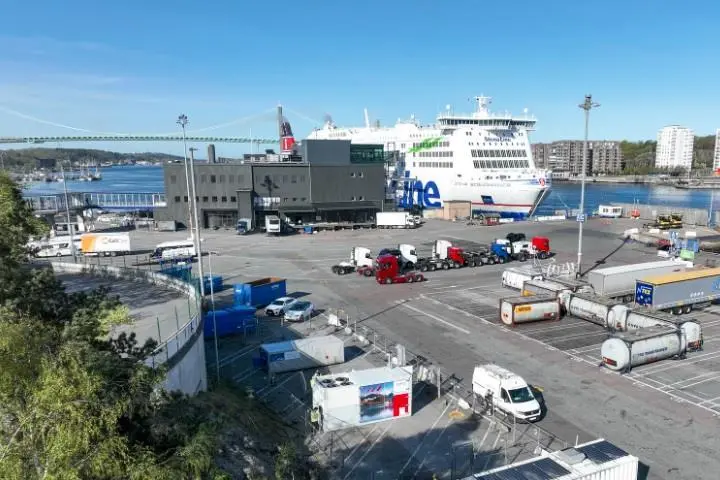 The image shows the hydrogen generator (white container with four fans on the roof) supplying Stena Scandinavica with electricity