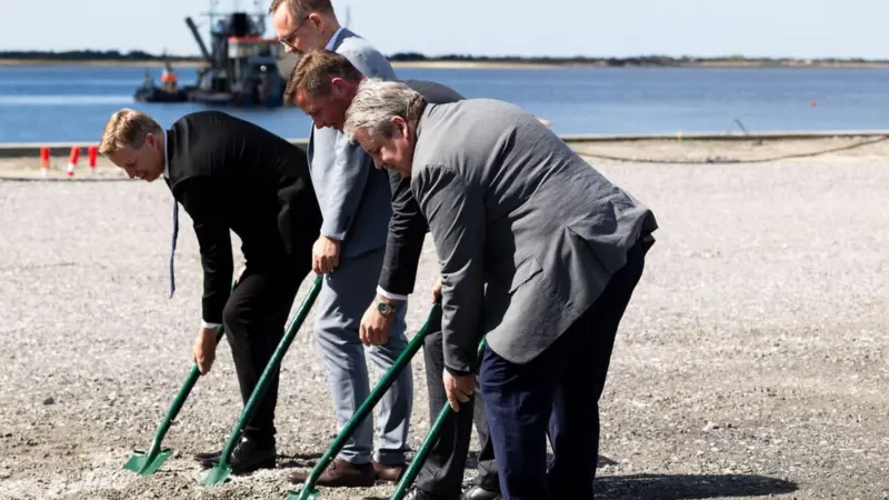 The image shows the Danish Minister for Transport, Thomas Danielsen, with port executives taking shovels to the ground