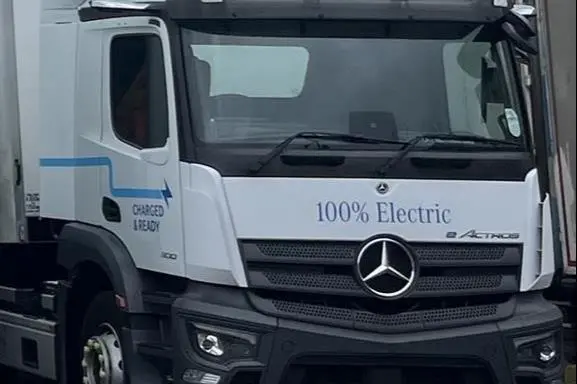 The image shows a close-up of an electric HGV which will be tested by DP World UK